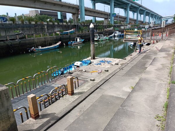 台北港護城河浮動自行車道牽引道今年5月因事故受損中斷故封鎖。圖／新北市府提供