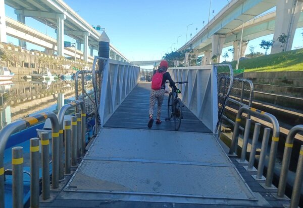 台北港護城河浮動牽引道修復完成串起環島自行車動線。圖/
新北市府提供