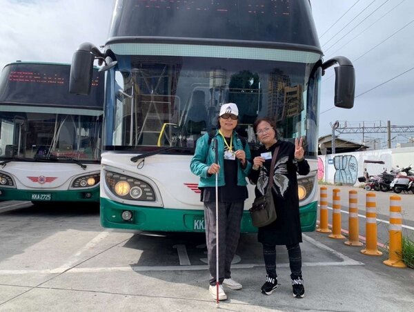 今（18）日起竹市敬老卡及愛心卡也可搭乘三重客運9003路線的國道客運。圖／新竹市政府提供