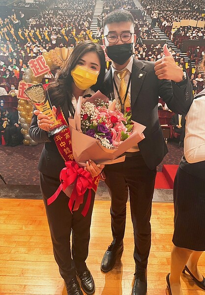 永慶房屋經紀人許瑋哲(右)與姐姐許湘琳(左)都在永慶實現收入翻倍成長的薪成就。圖/永慶房產集團提供