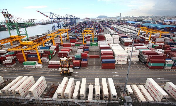 圖為高雄港貨櫃畫面。聯合報系資料照片/記者劉學聖攝影