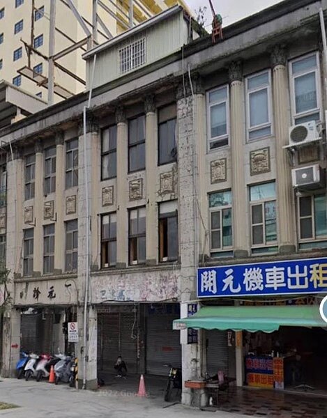 高雄市政府計畫將高雄火車站周遭打造成日本表參道,初期手段是租下站前連續8棟老舊透天厝火活,導入青創業當做觸媒。圖/翻攝自googlemap