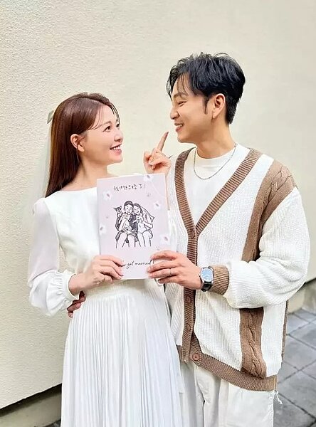 張書偉(右)與謝京穎正式登記結婚。圖/摘自臉書