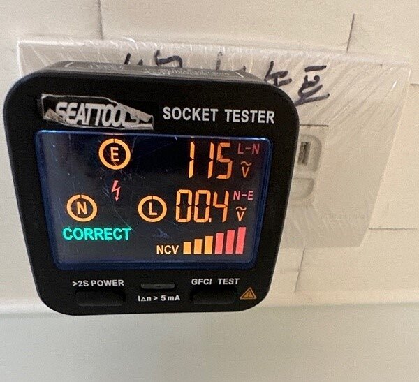 電線連接正確，相位檢測器檢測顯示電壓正常。