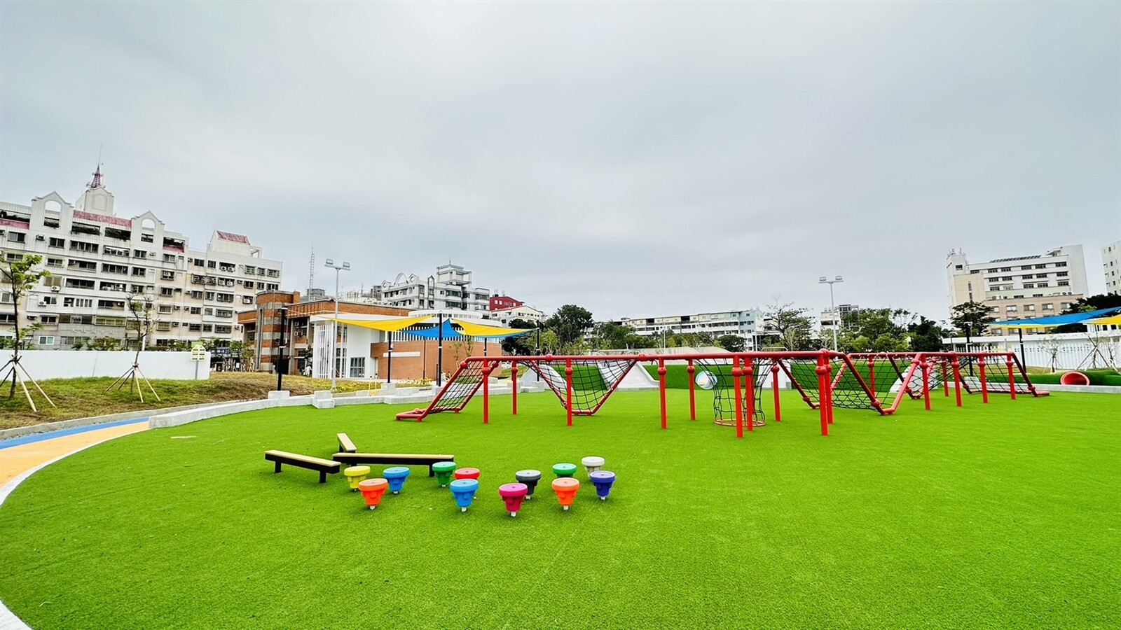 彰化縣首座公有公園與停車場共存的彰化市延平公園地下停車場，預定在春節前營運，但民代認為兒童遊憩區植栽不足，無法遮蔭，有待改善。 記者劉明岩／攝影