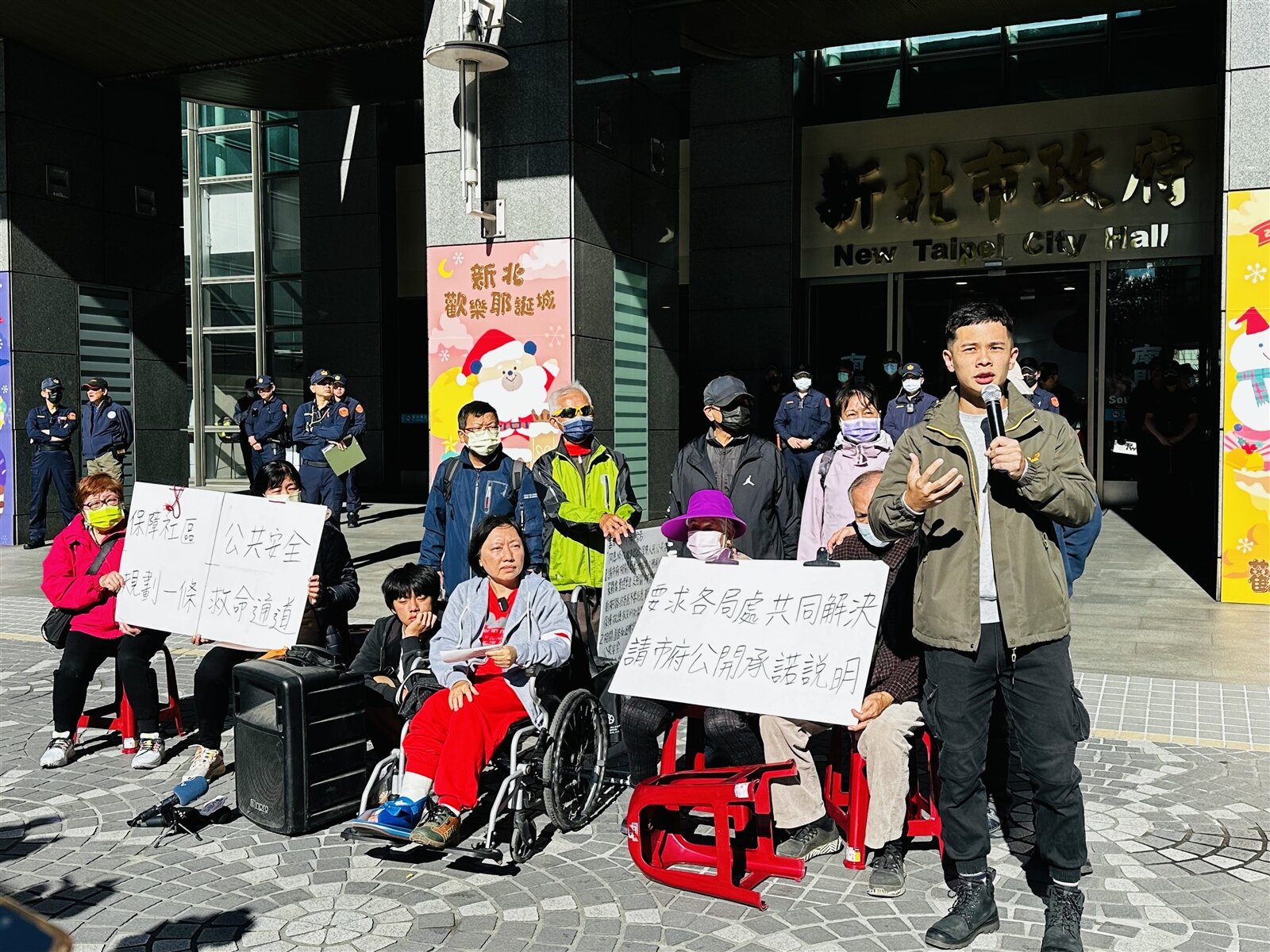 消防員工作權益促進會副理事長翁立思(右一)到場聲援塭仔圳反迫遷連線。記者劉懿萱/攝影