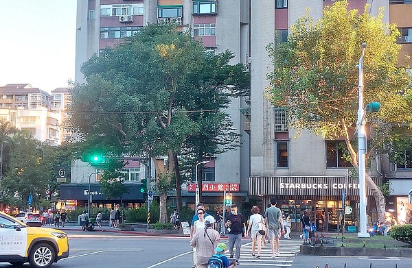 狂!民生社區「元老級咖啡店」搬家 房東1個月內加價3萬仍找到租客 1999年進駐民生社區圓環的元老級星巴克,近期傳就地搬家,房東租金一個月出現三次調升,還是找到新租客。圖/好房網News記者林和謙/攝