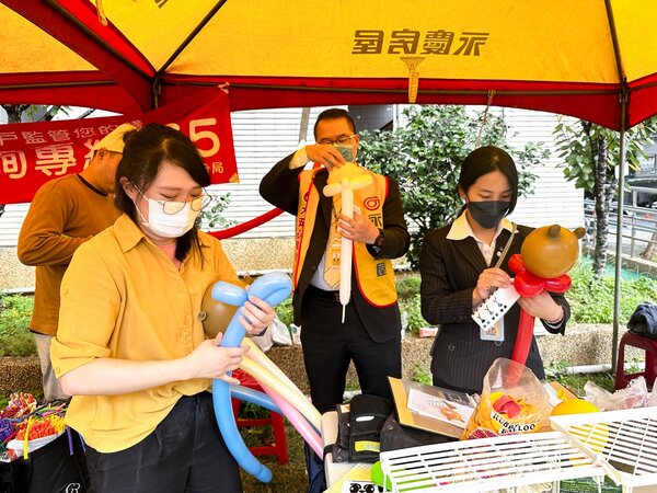 永慶房屋人員親手製作造型氣球，贈送給現場民眾，為活動增添樂趣。圖／永慶房產集團提供

