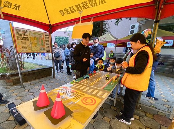 永慶房屋參加豐年國小校慶活動,在活動攤位上規劃小遊戲與學生互動。圖/永慶房屋提供
