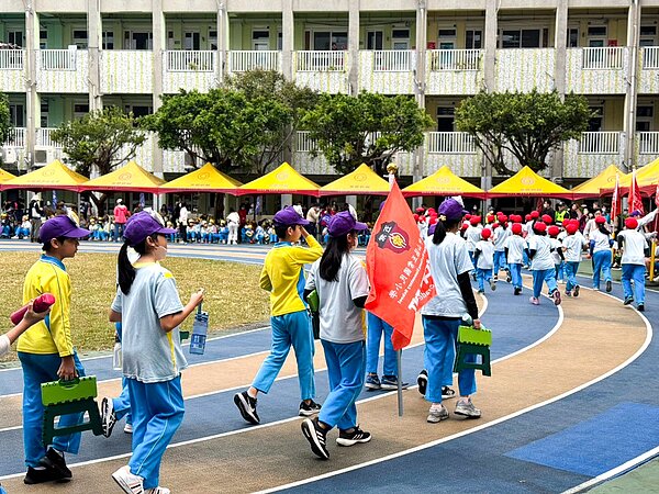 五常國小歡慶58周年校慶暨體育表演會，各班級拿著班旗進場。圖／永慶房產集團提供