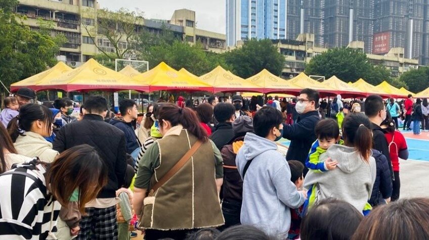 永慶房屋首次參加豐年、東新國小校慶 設立攤位活動與學生同歡。圖/永慶房屋提供