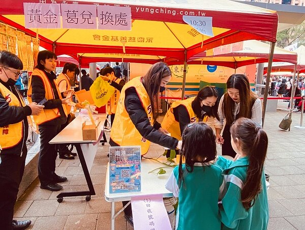 永慶房屋慶祝東新國小周年校慶,贈送限量黃金葛,鼓勵家長和孩子一起愛地球。圖/永慶房屋提供