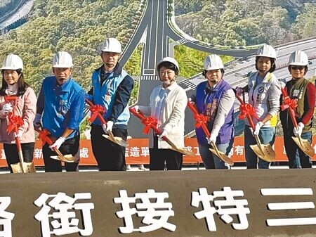 
為紓解台中市大肚區遊園路及中台路壅塞，市府斥資13億多規畫「華南路以東銜接特三號道路工程」，台中市長盧秀燕（中）18日上午出席開工動土典禮，期盼2025年完工後可以紓解壅塞車流。（潘虹恩攝）
