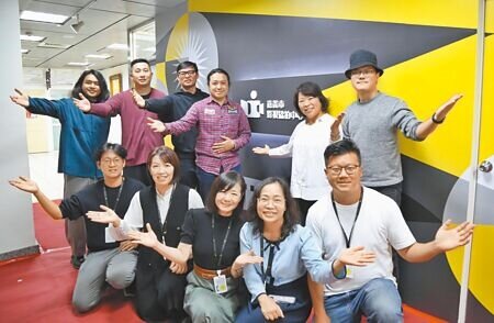 嘉義市政府設立「影視協拍中心」,18日由市長黃敏惠(第二排右二)揭牌。(廖素慧攝)