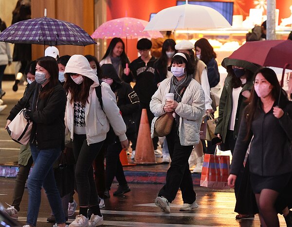 街頭行人穿厚重大衣、毛帽、圍巾等禦寒衣物保暖。聯合報系資料照片/記者潘俊宏攝影