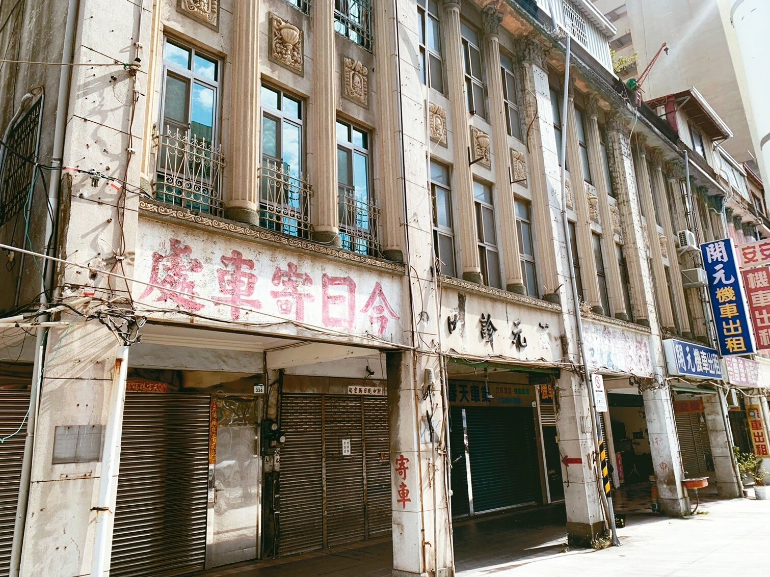 高雄市府計畫租火車站前8棟老舊透天厝,導入青創為地方帶來活水。記者宋原彰/攝影