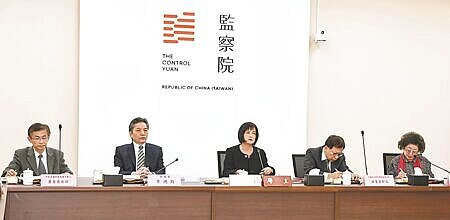 監察院18日由院長陳菊率領監察委員巡察行政院,巡視完後舉行「巡察行政院後記者會」。(陳俊吉攝)