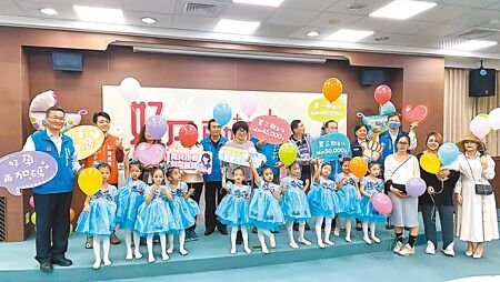 
台東縣政府18日舉辦「好孕再加碼」記者會，宣布2024年起首胎生育補助從3萬元調升為4萬元，與台北市並列全台最高金額。（蕭嘉蕙攝）
