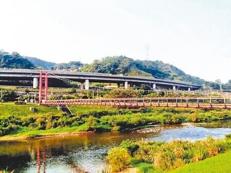 基隆市暖暖區碇內吊橋去年10月發生吊索斷裂後,市府緊急封閉等待維修,由於發現橋塔傾斜,預估將封閉到明年11月。(張志康攝)