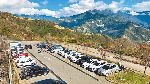清境商場、小瑞士花園共2處停車場計時收費制18日上午10時登場,小型車每小時50元、大型車每小時100元,收費無上限。圖/清境農場提供