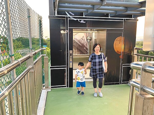 新北市高灘處自2016年起打造河濱水岸友善電梯，迄今共完成13座水岸友善電梯，今年至2025年預計再增設4座。圖為板橋區新月電梯。圖／新北市高灘處提供