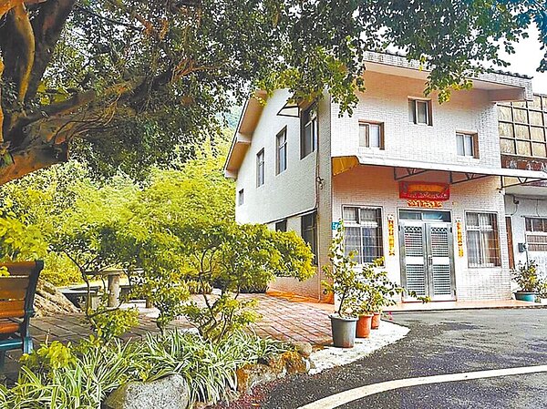 民進黨總統候選人賴清德老家違建風波延燒,近日被爆出有憲兵24小時站崗之外,由於違建遲未拆除,也被網友在Google地圖改名為「賴皮寮」。圖/讀者提供