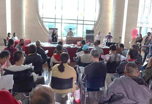 拍賣物品包括金飾、玉石、木雕等,多達1664 件,拍賣前由於宣傳得宜,總計吸引22組應買團隊領牌。圖/新竹地檢署提供