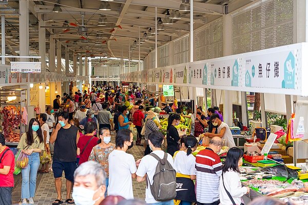 樹林保安市場加蓋頂棚更新硬體設備,也讓整體環境煥然一新,不但買菜環境變好,攤販儲物也更為便利,形塑出更良好的購物模式。圖/新北市市場處提供