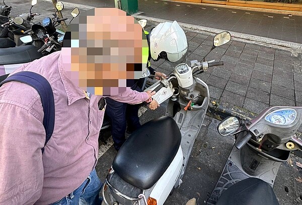 警方協助老翁購買汽油。圖/台北市政府提供