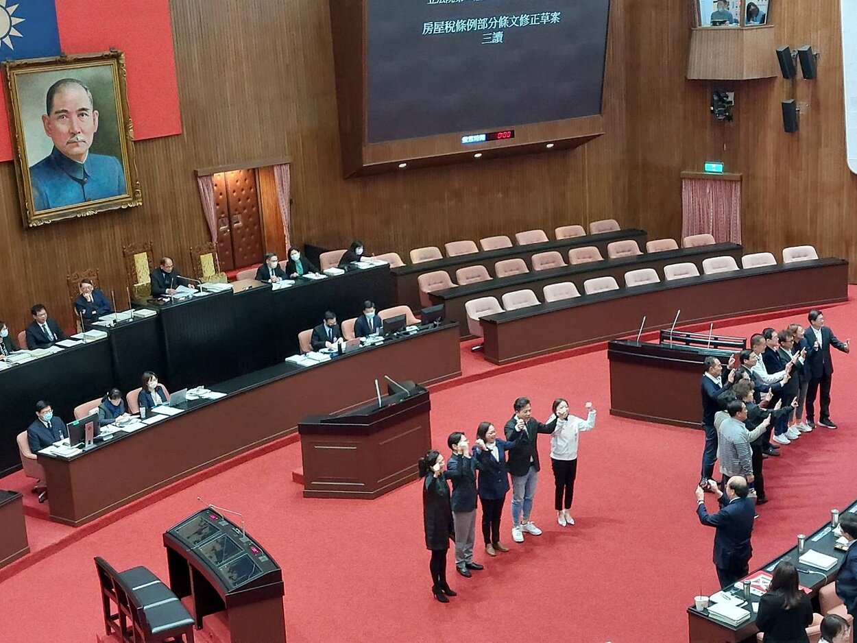 大眾關注的囤房稅2.0修法,今(19)日於立法院會三讀通過,非自住、非出租、非繼承取得共有住家用房屋進行「全國歸戶」,調高稅率範圍為2%至4.8%(原為1.5%至3.6%),並採「全數累進」課徵。圖/好房網News記者林和謙/攝