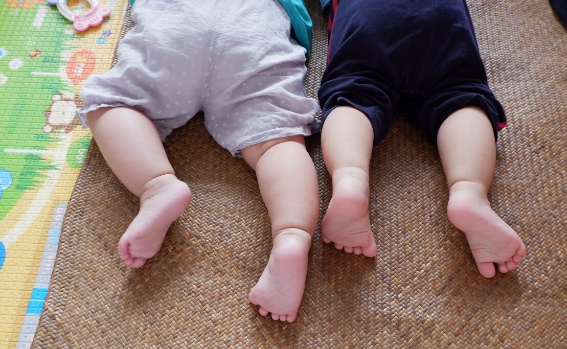 ▼女方要求小孩抽籤決定姓氏。(示意圖/unsplash)