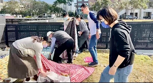 「2024台南好Young」跨年首場演唱會,23號晚6點半預計在永華市政中心西側廣場登場,今(19)日已現不少粉絲用東西佔位。圖/新聞及國際關係處提供