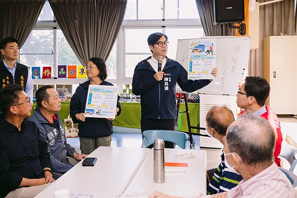 高雄敬老博愛卡明年捷運、小黃都能搭。圖/高雄市政府提供