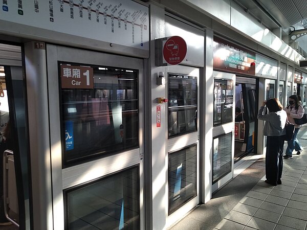 臺北捷運文湖線在全線24站設置月臺緊急停車按鈕(EMS),終於在近日全面完成啟用。圖/台北市政府提供