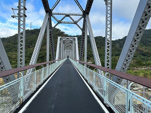 后豐鐵馬道花梁鋼橋鋪面改善完工。圖/觀光旅遊局提供