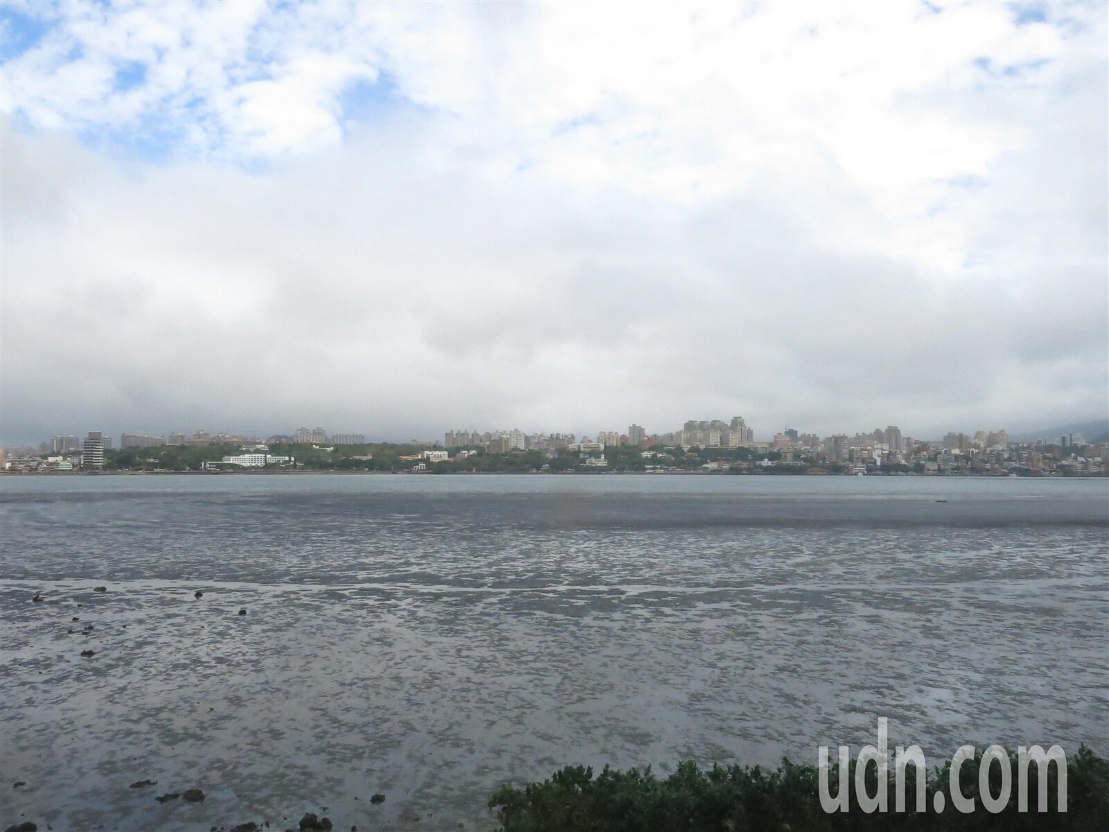 新北高灘處於五股蘆洲八里水岸廊道最尾端打造漫步廣場,可遠眺淡水建築群。記者李成蔭/攝影