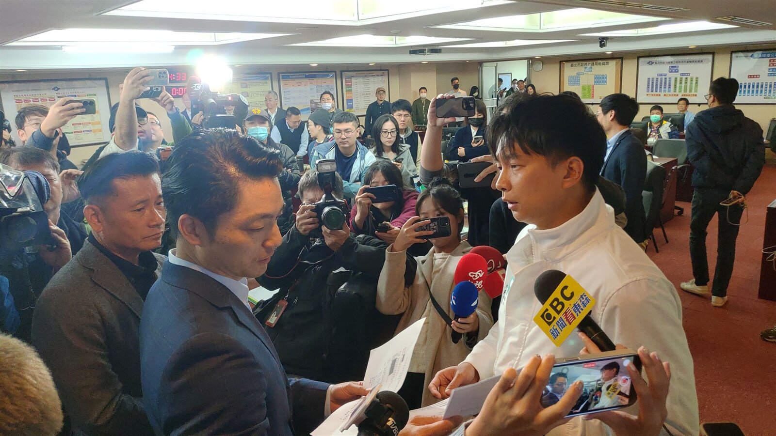 台北市長蔣萬安(左2)前往各委員會致送水果慰勞,民眾黨議員陳宥丞(右)率先抗議民眾黨支持者申請路權被駁回。記者林麗玉/攝影