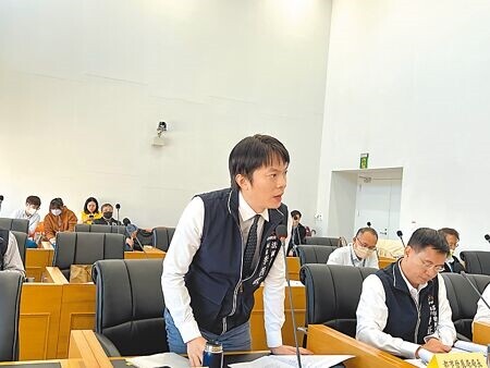 
台中市議會「中捷事件發生處理調查專案小組」19日開會，法制局長李善植（站立者）表示，已聲請仲裁。（張亦惠攝）
