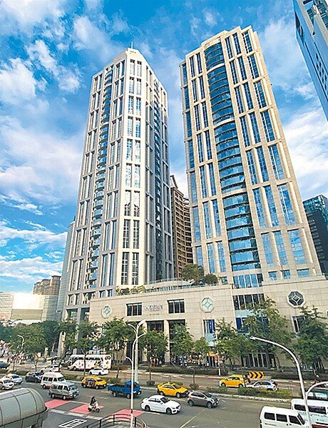 新北市2024年度公告土地現值及公告地價,預計2024年1月1日公告,坐落新板特區的板信商業銀行雙子星總部大樓,2024年公告土地現值及公告地價分別為每平方公尺77.4萬元及15.5萬元,換算每坪約256萬元及51萬元,已是連續第15年蟬聯新北市地王。圖/新北市地政局提供