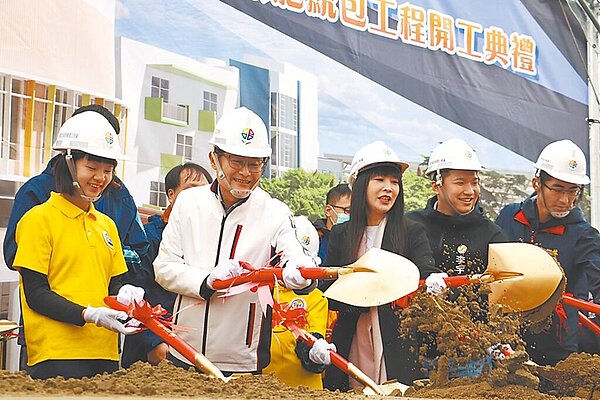 新北市副市長陳純敬(左二)19日與地方民意代表及校方等人,參與林口南勢國中開工典禮,預計2025年完成第一階段工程後,讓校方8月份可以先招收7年級學生。圖/新北市工務局提供