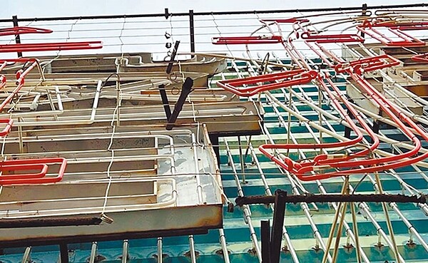 台北市議員洪婉臻接獲民眾陳情,台北車站附近的「亞洲廣場大樓」27樓頂樓招牌年久失修,常有細碎物、燈管掉落相當危險。圖/台北市洪婉臻研究室提供