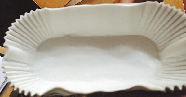 好市多股份有限公司自美國進口牛油紙,溶出試驗蒸發殘渣超過標準值,接觸食物恐造成汙染,共111公斤於邊境退運或銷毀。圖/食藥署提供