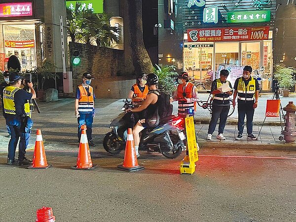 「基北北桃環保交流合作平台」18日舉辦第4次交流會議,平台最後決議將共同向中央建議提案修正「道路交通安全規則」,將「排氣管變更登記項目」納入汽車,由源頭管制汽車改裝排氣管。圖/新北市環保局提供