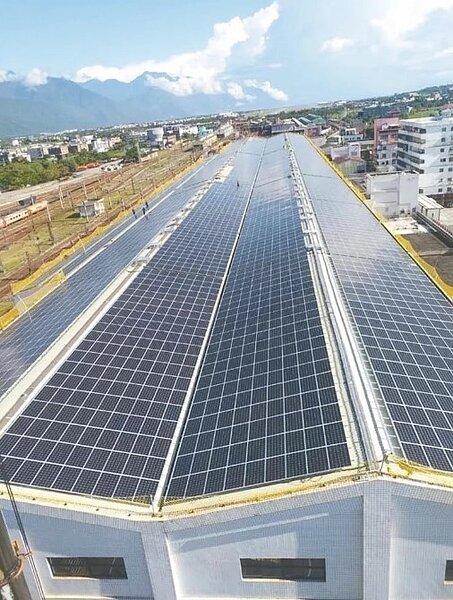 台鐵開啟「種電」列車,已有十九案屋頂光電出租案。學者建議台鐵種電不只為挹注虧損,公司化後也該回應企業社會責任。圖/台鐵局提供