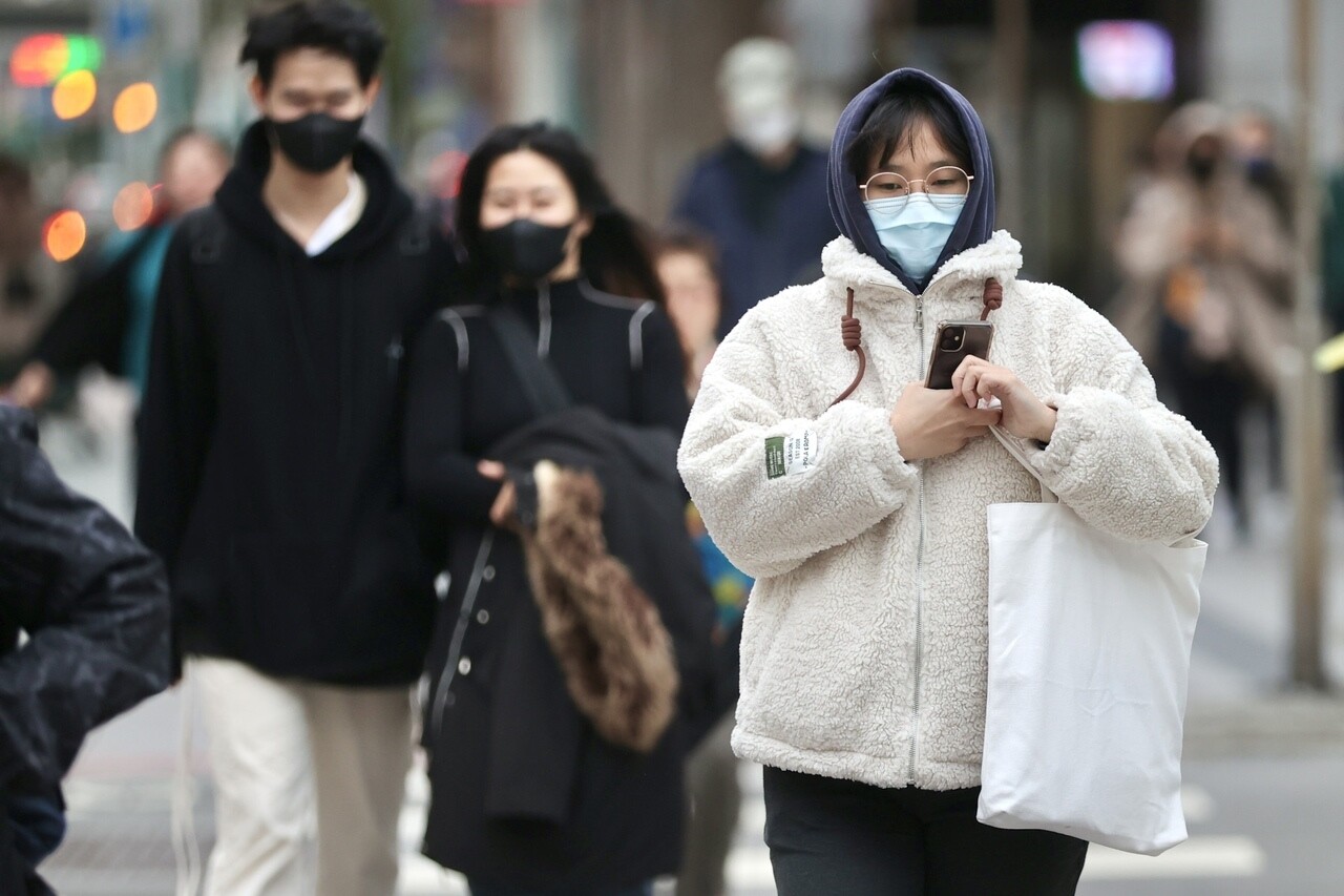 受強烈大陸冷氣團影響，各地溫度一路下滑，冷到周六清晨，周四至周五最冷，台北恐在10度以下，成為入冬以來首波寒流，民眾出門，已經明顯的感受到寒意。記者林俊良／攝影 