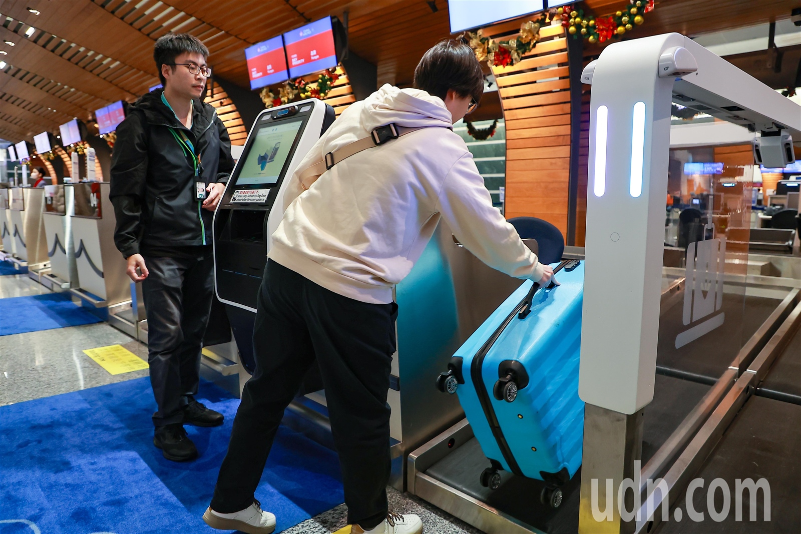 旅客使用自助行李託運系統啟。記者黃仲明／攝影 