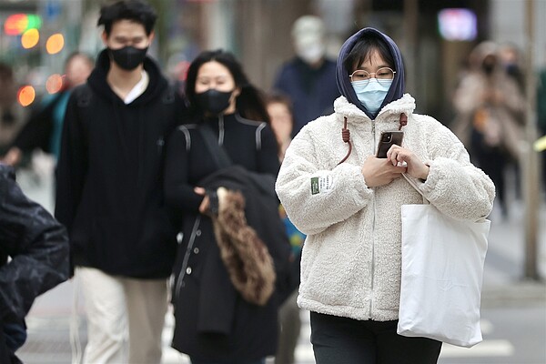 今天至周六晨受寒流影響，各地氣溫偏低，北台灣極寒冷，中部偏冷、南部早晚冷，應注意保暖。記者林俊良／攝影 