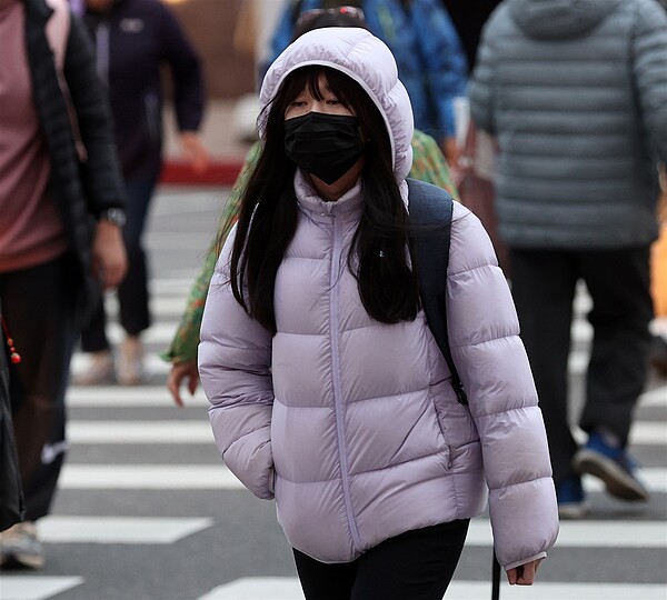 隨著寒流南下，今天一早各地氣溫創近期新低。這波寒流今晚、明晨達到最強，北部平地低溫普遍在10度上下，郊區氣溫更低，極端低溫可能8度。記者林澔一／攝影 