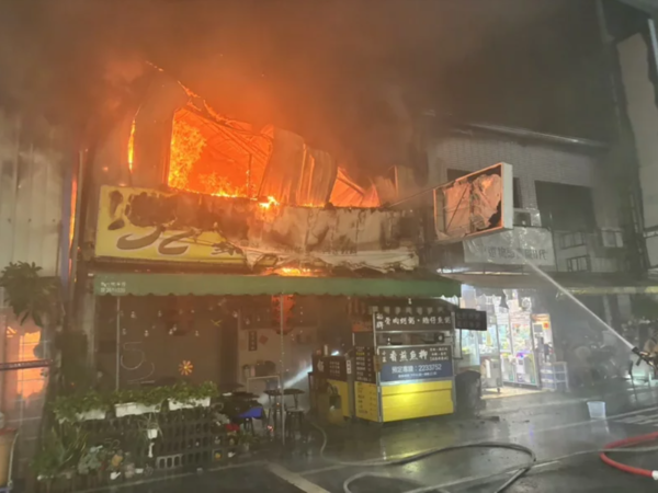 台南市中康樂街一家2樓鐵皮加蓋鍋燒意麵店，晚上突然起火，消防人員接獲報案到場，已全面燃燒。記者黃宣翰／翻攝
