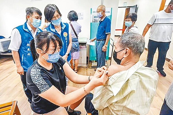 台灣感染管制學會理事長陳宜君指出,今年全國侵襲性肺炎鏈球菌感染症(IPD)案例創下近3年最高,最有效的預防方法仍是按時接種肺炎鏈球菌疫苗。圖/新竹縣政府提供